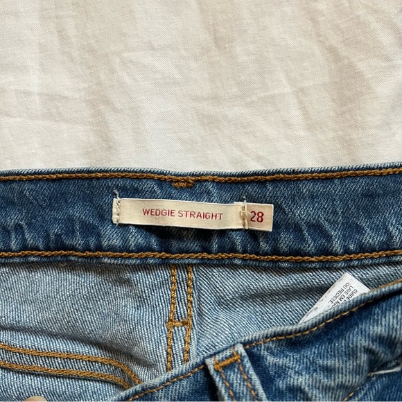 Levi’s Wedgie Straight Jeans Medium Wash - Size 28 - Picture 3 of 7